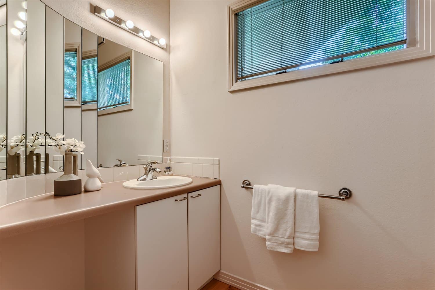 1158 S Vine St - Web Quality - 011 - 25 Powder Room