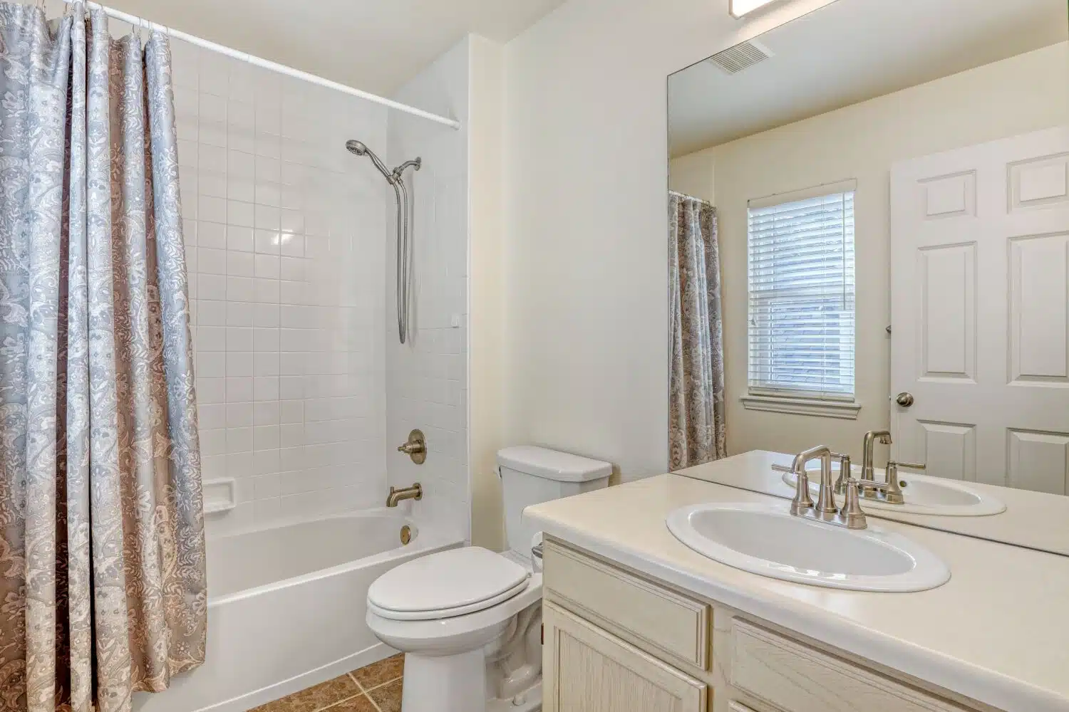 1011 S Valentia St 132 - Web Quality - 023 - 23 Bathroom