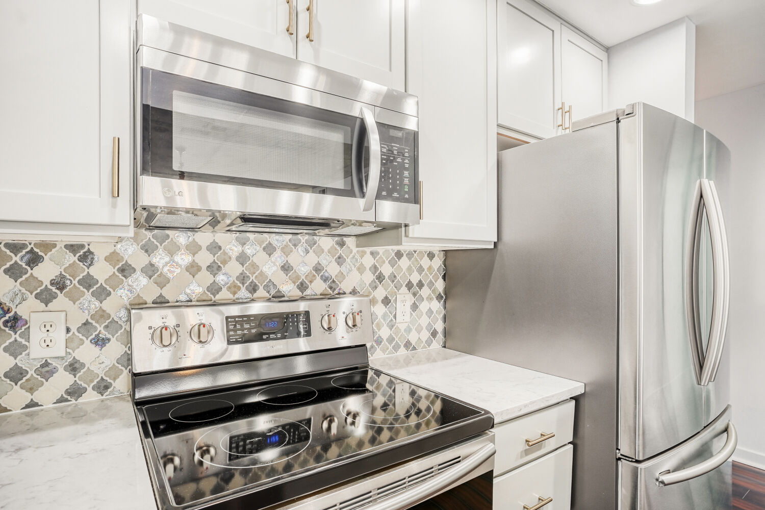 275 S Harrison St #208 - Web Quality - 017 - 17 Kitchen