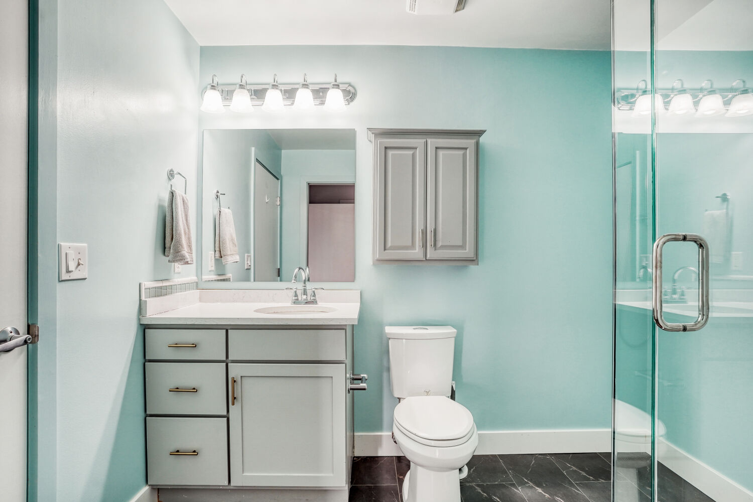 275 S Harrison St #208 - Web Quality - 021 - 21 Primary Bathroom